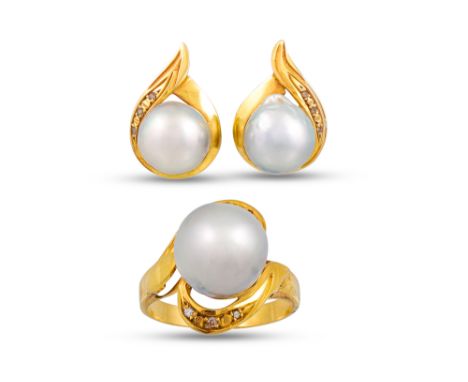 A CULTURED PEARL RING, grey tones, mounted in yellow gold, together with a pair of matching earrings, size P