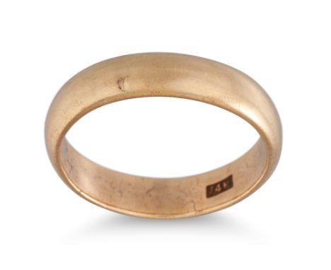 A GENT'S 14CT GOLD BAND RING, 6 g., size V