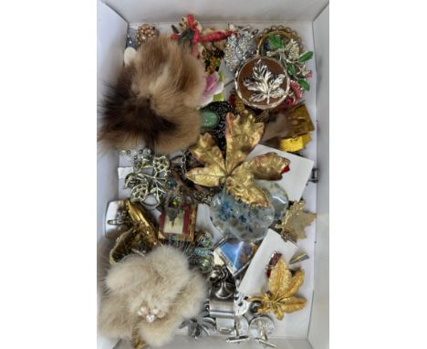 Selection of vintage and later brooches 