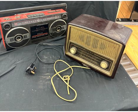 Two vintage radios one bakelite - untested 