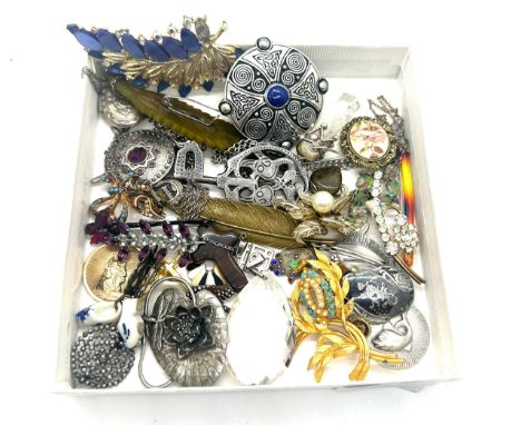 Tray of vintage and later brooches, pendants etc to include some silver 
