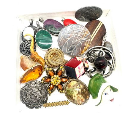 Tray of vintage and later brooches, pendants etc to include some silver 