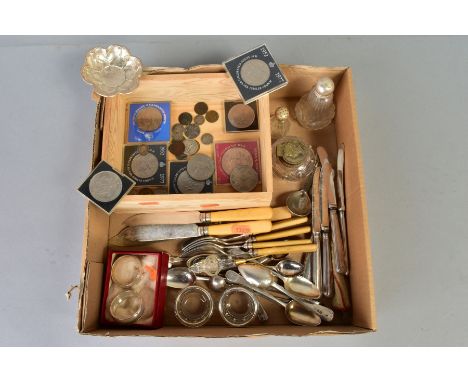 A PARCEL OF SILVER, PLATE AND COINS including a pair of silver napkin rings, a pair of silver rimmed glass salts, five silver