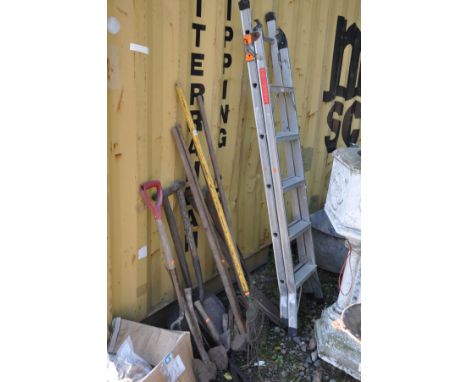 A COLLECTION OF VINTAGE GARDEN TOOLS and a 180cm aluminium step ladder (16)