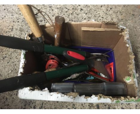 CARTON OF MISC HAND TOOLS &amp; RAW PLUGS