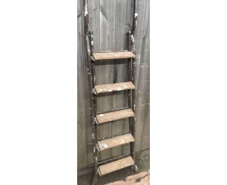 METAL STEP LADDER WITH 5 WOOD STEPS