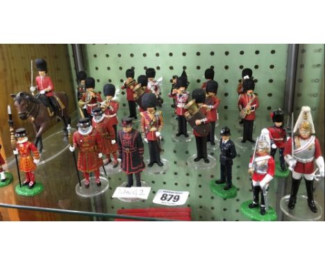 APPROX 24 CORGI ICON LEAD FIGURES WITH SCOTTS GUARD BAND, BEEFEATERS, LIFE GUARDS ETC