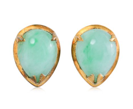 A PAIR OF JADE STUD EARRINGS
Featuring a pair of jade mounted in an unmarked yellow gold setting.
1.0 x 0.8cm each side
2.1g
