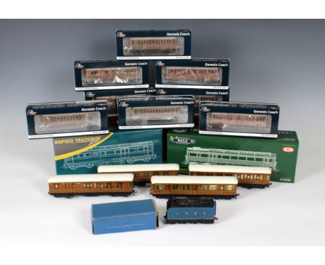 A collection of OO gauge carriages / coaches etc, to include a boxed Rapido Dynamometer Car 2.0, LNER, 935001; boxed Heljan N