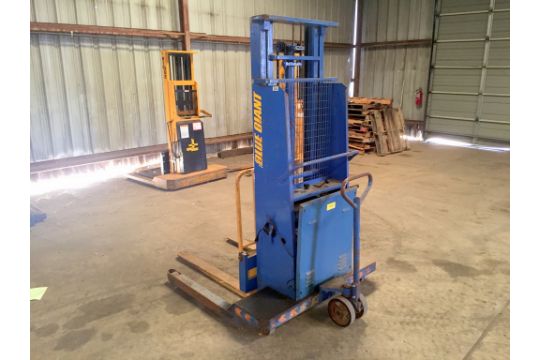 Blue Giant Mdl P30 T130 Pallet Stacker 3000lb Capacity 12 Volts 130 Reach Load Center