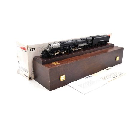 Marklin HO gauge model railway locomotive, ref. 34990 UP 4-8-8-4 class 4000 'Big Boy' steam locomotive and tender no.4013, bo