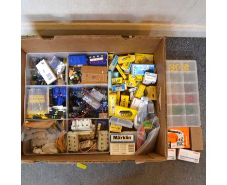 A box of Marklin electronics, including ref. 7273 4-switch control boxes; 7271 feedback control boxes; 7072 control plates; 7