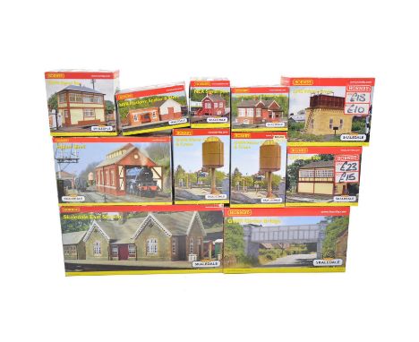 Hornby OO gauge model railway Skaledale buildings, eleven including ref. R9671 GWR water column and crane (x2); ref. R8536 en