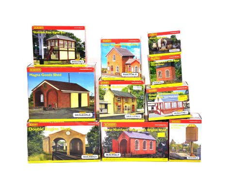 Hornby OO gauge model railway Skaledale buildings, ten including ref. R8637 Double engine shed; ref. R8629 Station building; 