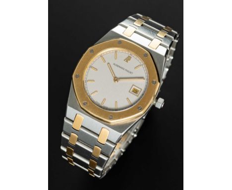 A MID SIZE STEEL & GOLD AUDEMARS PIGUET ROYAL OAK 33MM QUARTZ BRACELET WATCHCIRCA 1990s, WITH GREY DIALMovement: Quartz, sign