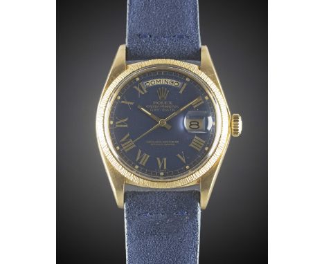 A GENTLEMAN'S 18K SOLID YELLOW GOLD ROLEX OYSTER PERPETUAL DAY DATE WRIST WATCHCIRCA 1976, REF. 1807 WITH RARE BLUE ROMAN NUM
