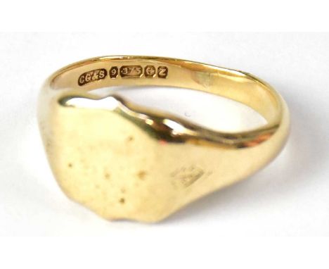 A 9ct gold signet ring, size T, approx. 5.54g (af).Condition Report: Remnants of incised decoration to the shoulders, further