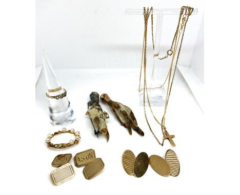 A selection of jewellery including two pairs of Gentleman&rsquo;s 9 carat gold cuff links, 12g; a 9 carat gold cross pendant,