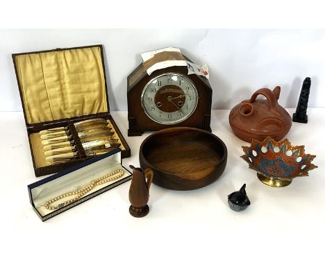A mixed lot of decorative objects, including ceramic fruit, small prints, figurines, a vintage mantel clock etc. (a lot)