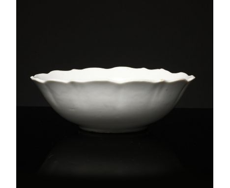 Chinese Art A Dehua porcelain bowl China, Qing dynasty, 17th century. . Cm 15,00 x 5,00. A white porcelain flaring cup with j