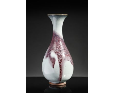 Chinese Art A Jun bottle vaseChina, Qing dynasty, 19th century . . Cm 25,50. Large  heavy-bodied porcelain vase with high spl