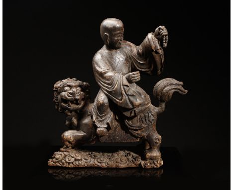 Chinese Art A wooden group sculpture depicting Pindola timing the tiger China, Ming dynasty, 17th century . . Cm 40,00 x 45,0