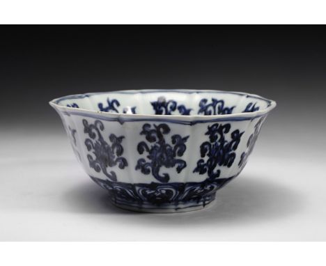 Chinese Art A polylobed porcelain cupChina, Qing dynasty, 18th century. . Cm 21,00 x 10,00. A lobed edges cup painted with un