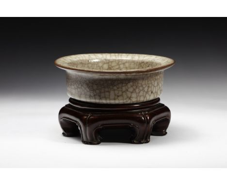 Chinese Art A craquelé porcelain censerChina, Qing dynasty, 18th century (?). . Cm 19,00 x 6,50. cylindrical vessel with shor