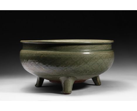 Chinese Art A Longquan celadon glazed ding tripod censer China, Yuan/Ming dynasty. . Cm 18,00 x 34,00. Tripod censer with typ