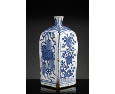 Chinese Art A squared faceted blue and white porcelain bottle China, late Ming dynasty, late 16th century . . Cm 10,00 x 24,5