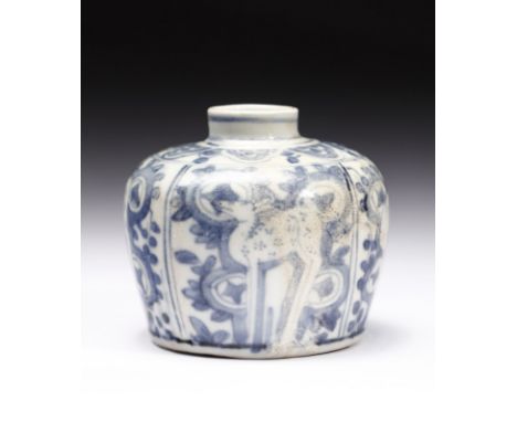 Chinese Art A blue and white porcelain water dropper China, Ming dynasty, Wanli period (1572-1620). . Cm 10,00 x 8,50. A roun