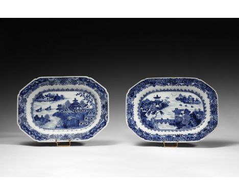 Chinese Art A pair of porcelain chargers China, Qing dynasty, 18th century . . Cm 28,50 x 21,00. Two porcelain chargers with 