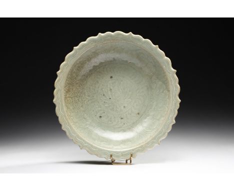 Chinese Art A celadon glazed dish with foliated rim China, Yuan (1279-1378) . . Cm 26,00 x 6,00. Excellent example of the Lon