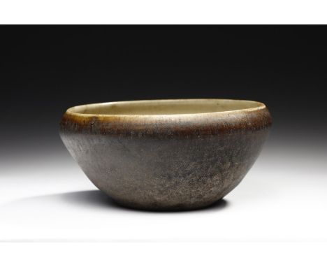 South-Est Asian Art A pottery bowl with pale celadon enamel Thailandia, Ayutthaya, 15th century . . Cm 20,00 x 9,50. Pottery 