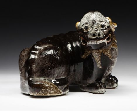 Chinese Art A porcelain lion shaped sculptureChina, Qing dynasty, Kangxi period (1661-1722). . Cm 16,50 x 24,00. polychrome p