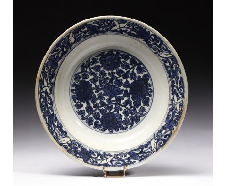 Chinese Art A blue and white porcelain dish China, Transitional Period  (1620-1683). . Cm 30,00 x 7,00. A blue underglaze pai