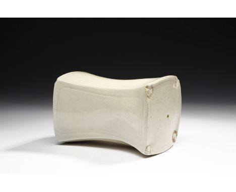 Chinese Art A porcelain headrest China, Song dynasty (960-1279) . . Cm 17,00 x 11,50. A milk glazed white porcelain headrest 