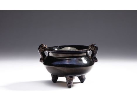 Chinese Art A blackware ding censer China Song. . Cm 12,00 x 8,00. Small tripod of heavy-bodied porcelain covered by thick, b