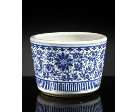 Chinese Art A blue and white porcelain cachepot China, Qing dynasty, 19th century . . Cm 27,50 x 20,50. Porcelain cachepot wi