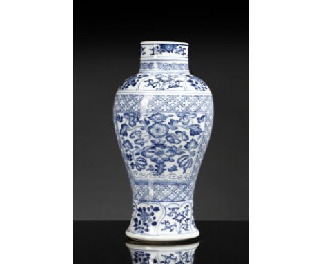 Chinese Art A blue and white porcelain baluster vase China, Qing dynasty, 17th century . . Cm 12,00 x 25,00. Porcelain vase w