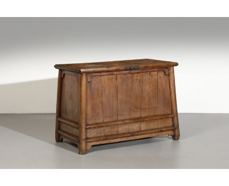 Chinese Art A large wood coffer China, Qing dynasty, 19th century . . Cm 113,00 x 82,00 x 61,00. A heavy wood quadrangular fu
