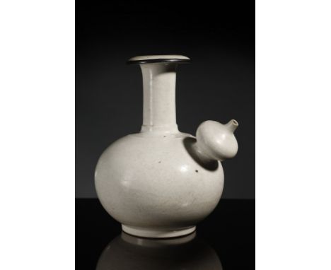 Chinese Art A monochrome Kendi China, possibly Song dynasty (960-1279), 13th century . . Cm 18,00 x 21,00. A pumpkin-shaped p