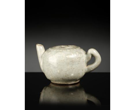 Chinese Art A small celadon pourer China, Yuan dynasty (1271-1368) . . Cm 8,00 x 4,50. An interesting calligrapher item made 