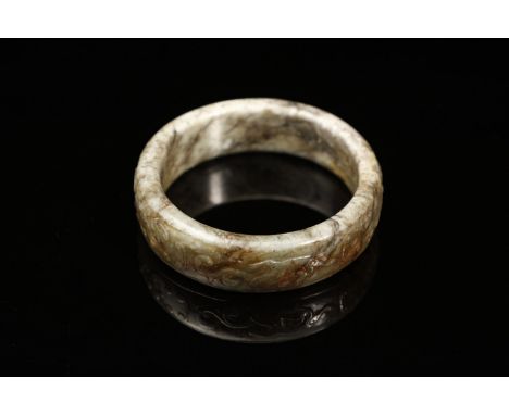 Chinese Art A jade Armilla China, Han dynasty (206 b.C.-220 a.D.) . . Cm 8,50. A round, thick bracelet in marbled jade, carve