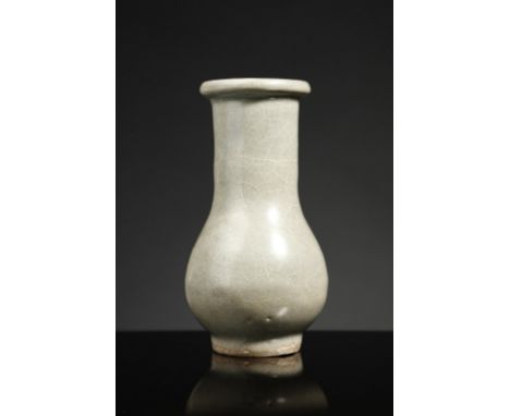 Chinese Art A craquelé glazed porcelain bottle China, Song dynasty (960-1279) . . Cm 8,00 x 14,50. Interesting bottle made of