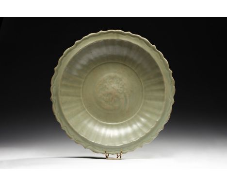 Chinese Art A celadon charger with lobed edge China, Yuan dynasty (1279-1378) . . Cm 34,00 x 7,50. A Longquan celadon charger