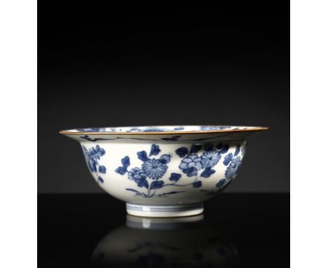 Chinese Art A blue and white porcelain bowl with floral decoration China, Qing dynasty, 17th century . . Cm 7,50 x 19,00. Sho