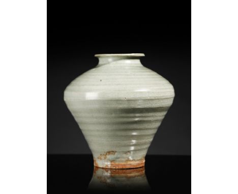 Chinese Art A celadon bullet shaped jar China, Yuan dynasty (1279-1378) . . Cm 20,00 x 20,00. A pottery biconical container c
