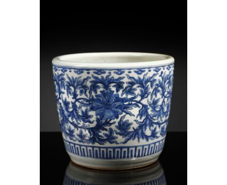 Chinese Art A blue and white porcelain jardinierChina, early 20th century . . Cm 25,50 x 22,00. Porcelain vase with a slightl