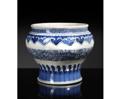 Chinese Art A blue and white porcelain vaseChina, Qing dynasty, 18th century. . Cm 19,00 x 15,00. Globular porcelain vessel w